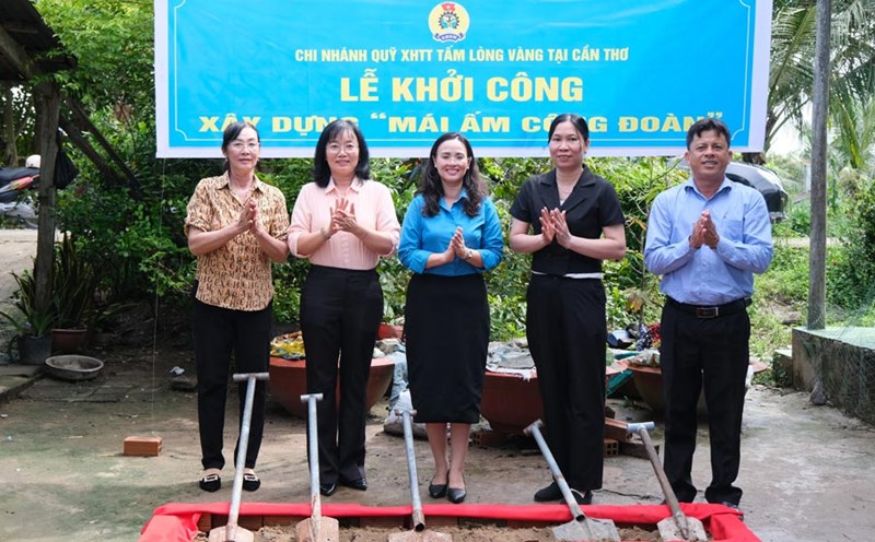 Groundbreaking ceremony of the Trade Union Shelter for union member Pham Thi Tuyet Lan (left cover). Photo: My Ly