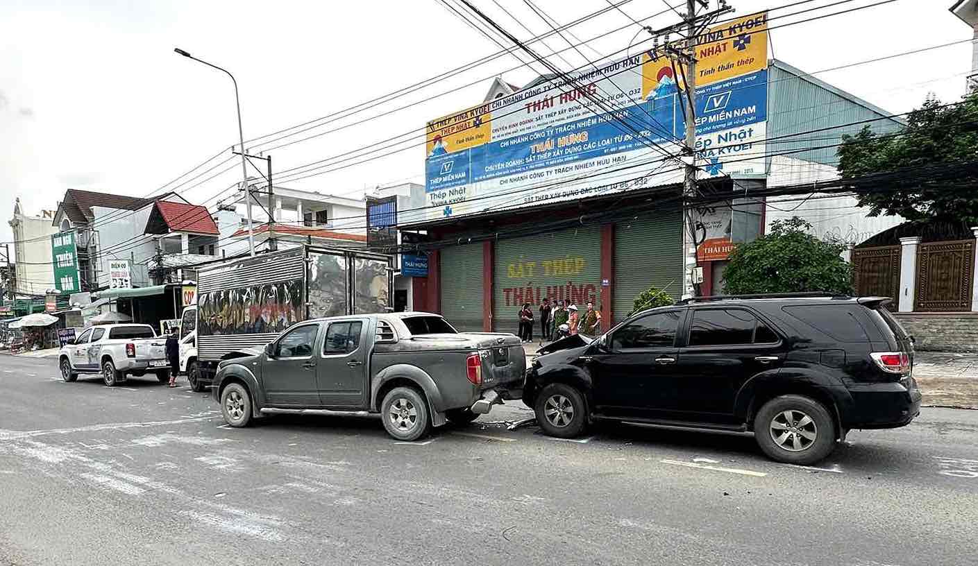 Scene of a 4-car accident in Dong Nai. Photo: HAC