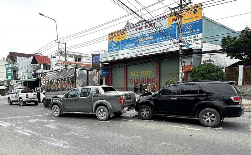 Scene of a 4-car accident in Dong Nai. Photo: HAC