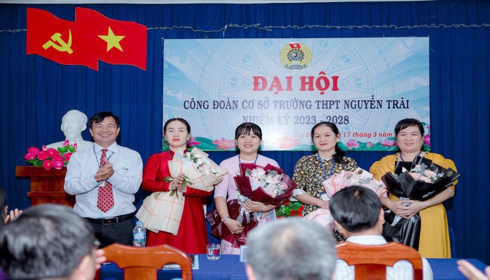 Ms. Truong Thi Kim Tuyen (second from right). Photo: Provided by the school's union