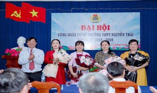 Cô Trương Thị Kim Tuyền (thứ hai, từ phải sang). Ảnh: Công đoàn trường cung cấp