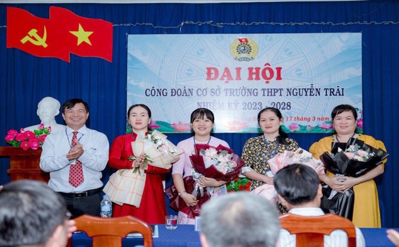 Ms. Truong Thi Kim Tuyen (second from right). Photo: Provided by the school's union