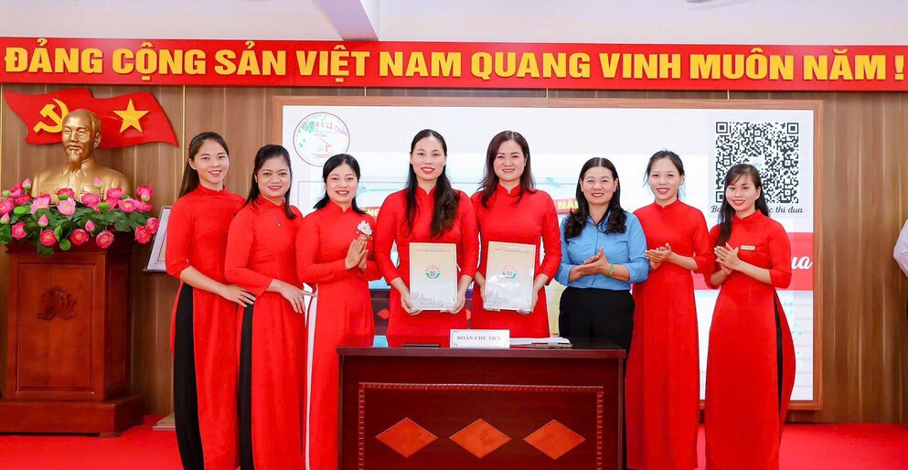 Signing the emulation agreement at the Conference of cadres, civil servants and employees of A Thanh Liet Kindergarten for the 2024 - 2025 school year. Photo: Trade Union