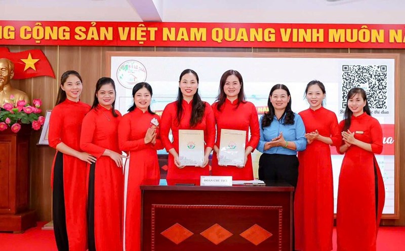 Signing the emulation agreement at the Conference of cadres, civil servants and employees of A Thanh Liet Kindergarten for the 2024 - 2025 school year. Photo: Trade Union