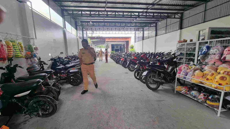 Traffic police of Phu Lam Team check students' vehicles. Photo: Ngoc Duy