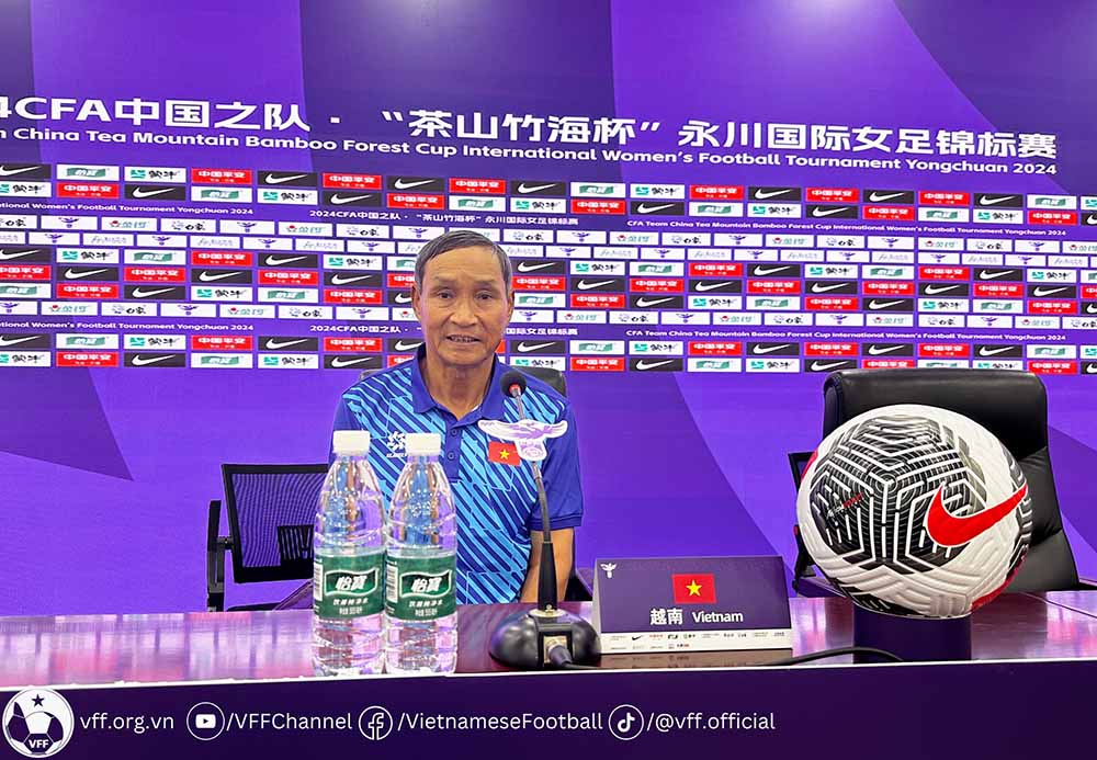 Coach Mai Duc Chung attends a press conference before the international friendly tournament in Chongqing, China. Photo: VFF