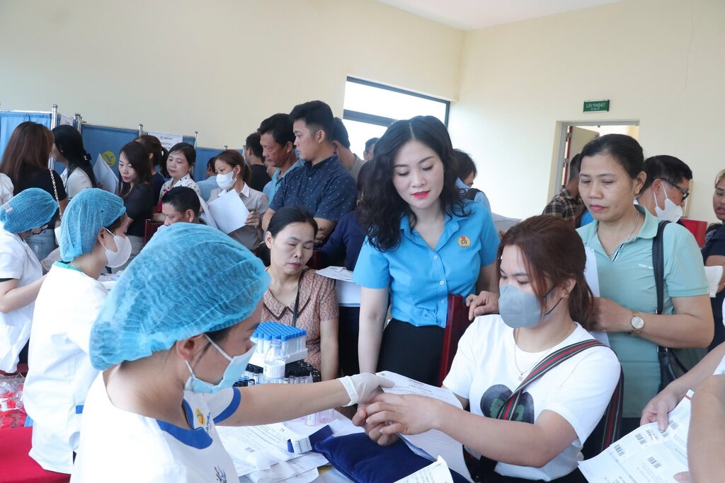 Free health check-ups for workers - one of the activities that was well implemented according to the results of the inspection of compliance with the Charter and Trade Union finances conducted by the Chuong My District Labor Federation. Photo: Union