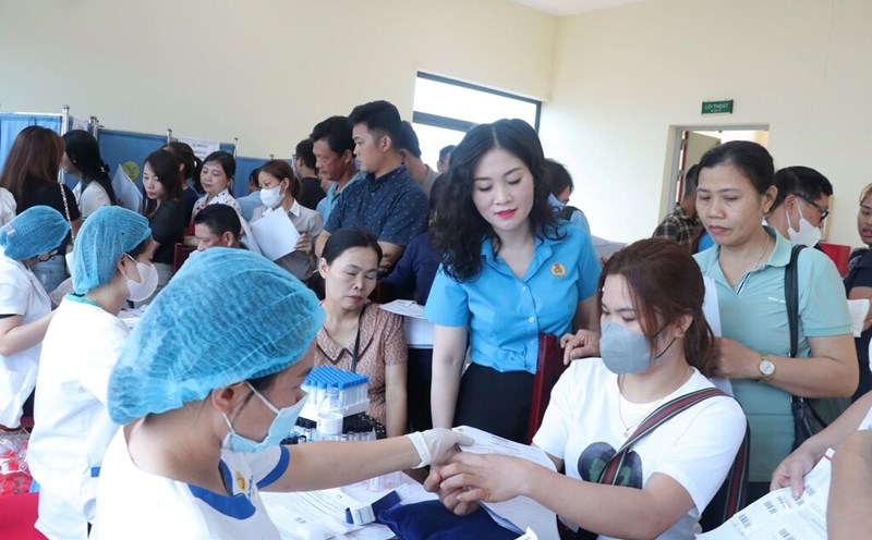Free health check-ups for workers - one of the activities that was well implemented according to the results of the inspection of compliance with the Charter and Trade Union finances conducted by the Chuong My District Labor Federation. Photo: Union