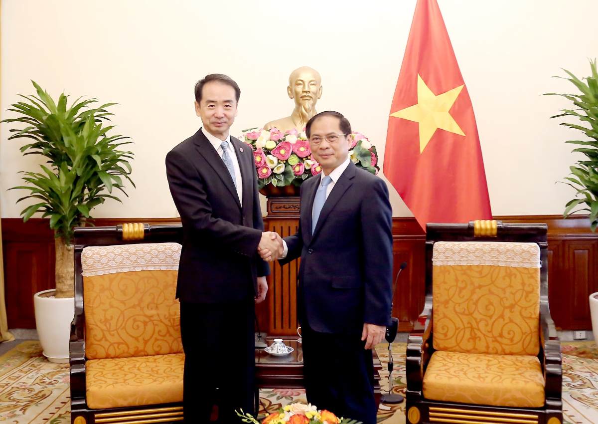 Deputy Prime Minister of the Government, Minister of Foreign Affairs Bui Thanh Son received Chinese Ambassador Ha Vi. Photo: Ministry of Foreign Affairs