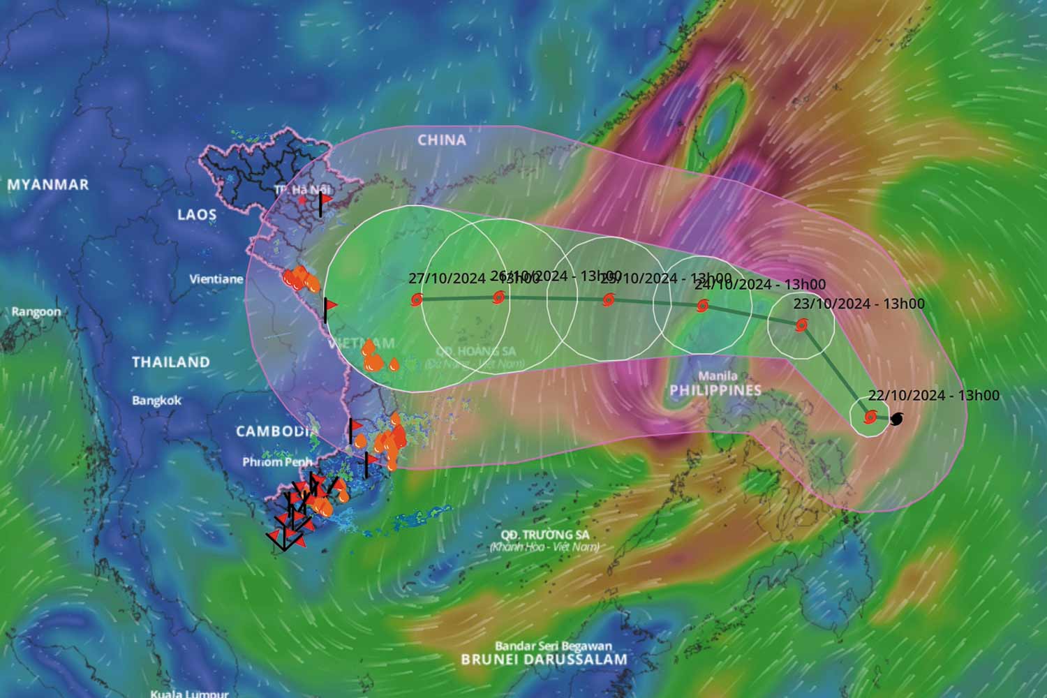 The time when storm Tra Mi entered the East Sea, changed direction and strengthened
