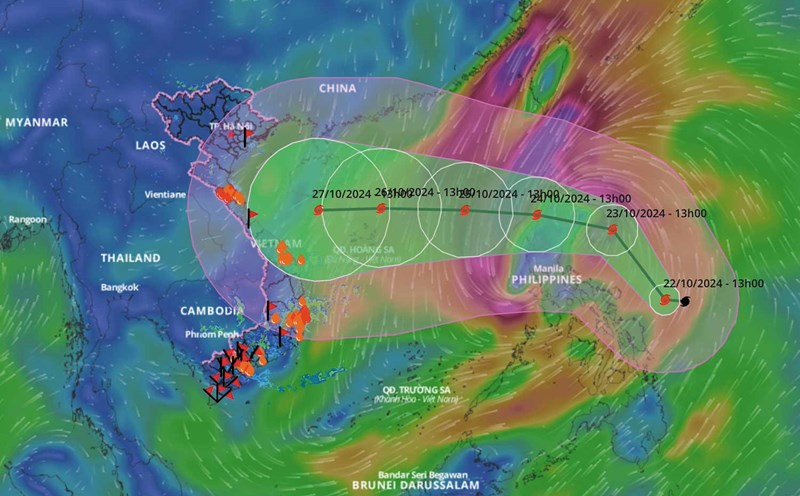 The time when storm Tra Mi entered the East Sea, changed direction and strengthened