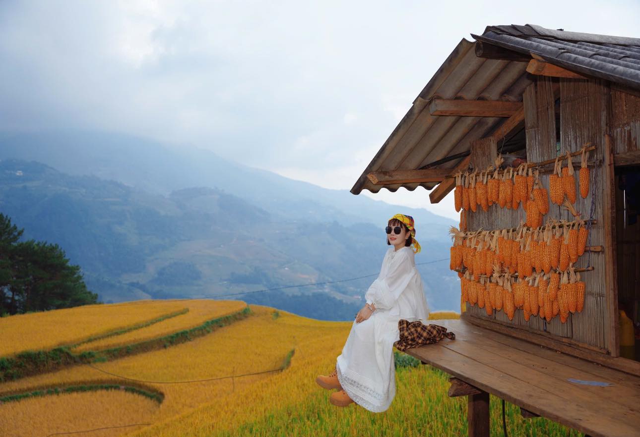 goai chiem nguong canh sac tuyet dep Mu Cang Chai mua lua chin, ban cung co the kham pha ban sac van hoa, hoa minh vao cuoc song cua dong bao dan toc. Thien nhien binh yen, tho mong, nguoi dan chat phac, hieu khach mang den ban trai nghiem tuyet voi khi toi manh dat vung cao.