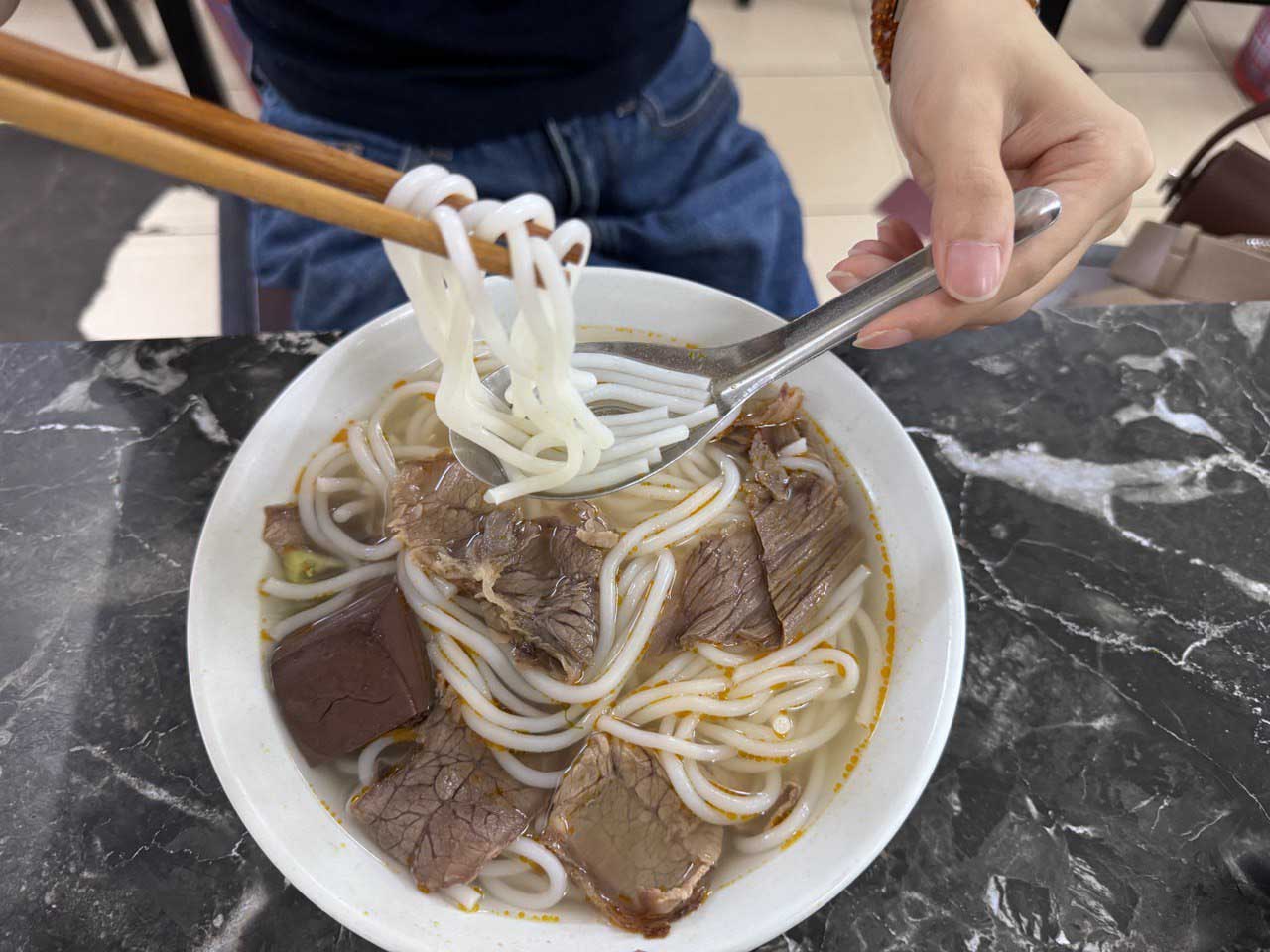 Bun Bo Hue dung loai soi bun to, mem, dai.