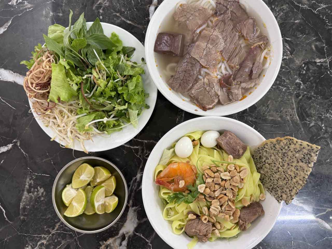 Bun bo Hue du co nguon goc tu Hue, nhung gio day lai la mon an than thuoc va pho bien doi voi nguoi dan Ha thanh.