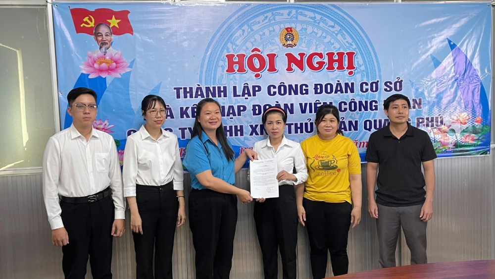 Chau Thanh District Labor Federation awarded the Decision to recognize 40 workers into the Trade Union organization and the Decision to establish a grassroots Trade Union. Photo: Chau Thanh District Labor Federation