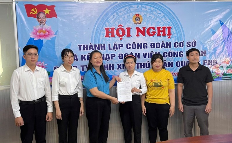 Chau Thanh District Labor Federation awarded the Decision to recognize 40 workers into the Trade Union organization and the Decision to establish a grassroots Trade Union. Photo: Chau Thanh District Labor Federation