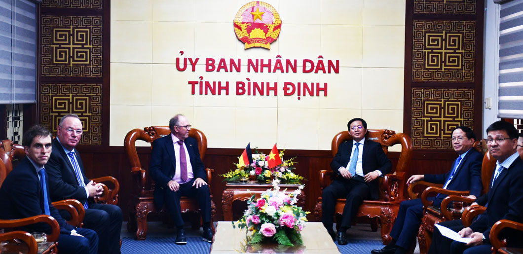 Leaders of Binh Dinh and PNE discuss the Hon Trau wind power project. Photo: Xuan Nhan.