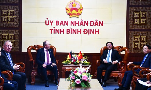 Lãnh đạo Bình Định và PNE trao đổi về dự án điện gió Hòn Trâu. Ảnh: Xuân Nhàn.