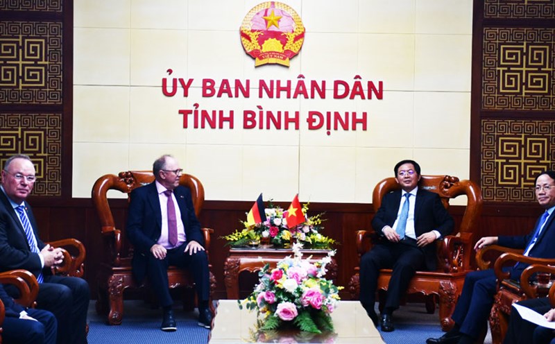 Leaders of Binh Dinh and PNE discuss the Hon Trau wind power project. Photo: Xuan Nhan.