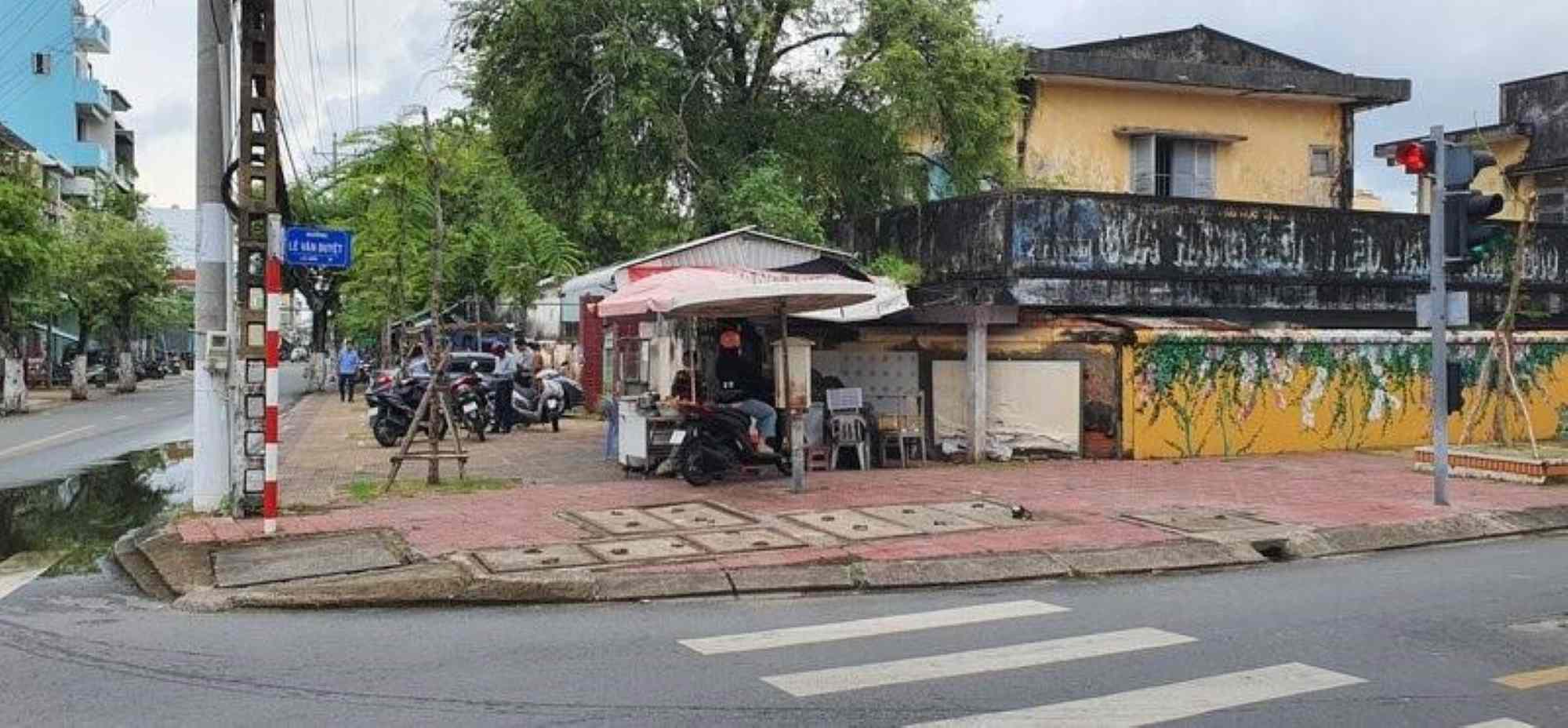 A headquarters located in the center of Bac Lieu city has been abandoned for more than 20 years. Photo: Nhat Ho