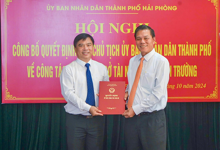 Chairman of Hai Phong City People's Committee Nguyen Van Tung presents the Decision to the new Director of the Department of Natural Resources and Environment Duong Dinh On. Photo: Dam Thanh