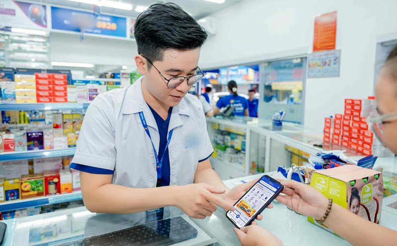 Pharmacy staff are instructing people on how to use the drug ordering app. Photo: Thuy Linh