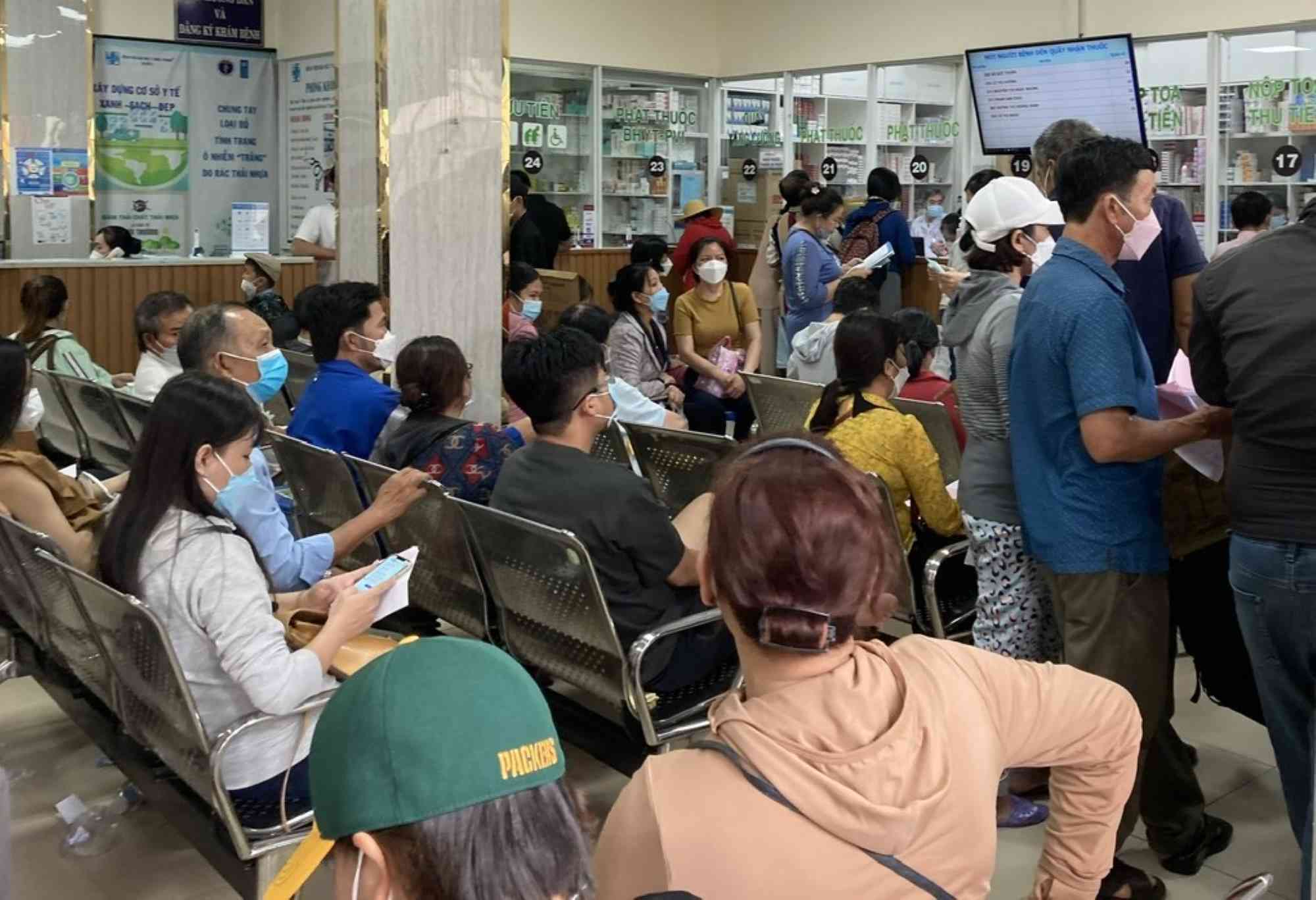 People wait to get medicine at a hospital in Ho Chi Minh City. Photo: Thanh Chan