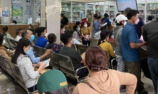 Người dân chờ lấy thuốc tại một bệnh viện ở TPHCM. Ảnh: Thanh Chân