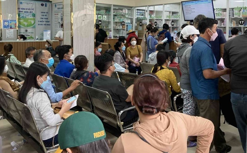 People wait to get medicine at a hospital in Ho Chi Minh City. Photo: Thanh Chan