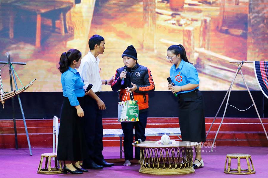 Competition of Dien Bien Dong District Labor Federation team in Dien Bien Province's Excellent Trade Union Cadres Competition. Photo: Quang Dat