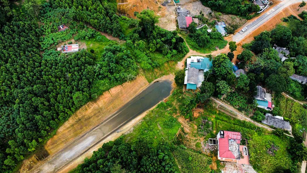 The project to invest in building a railway overpass in An Binh commune, Van Yen district, Yen Bai province is still missing both ends after many years of construction. Photo: Tran Bui