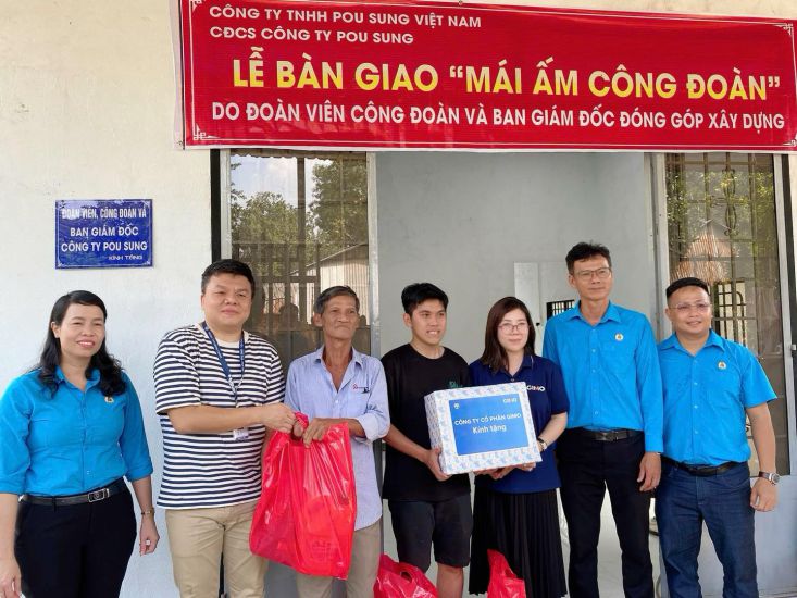 Giving "Union Shelter" to union members of Pousung Vietnam Co., Ltd. Photo: Ha Anh Chien