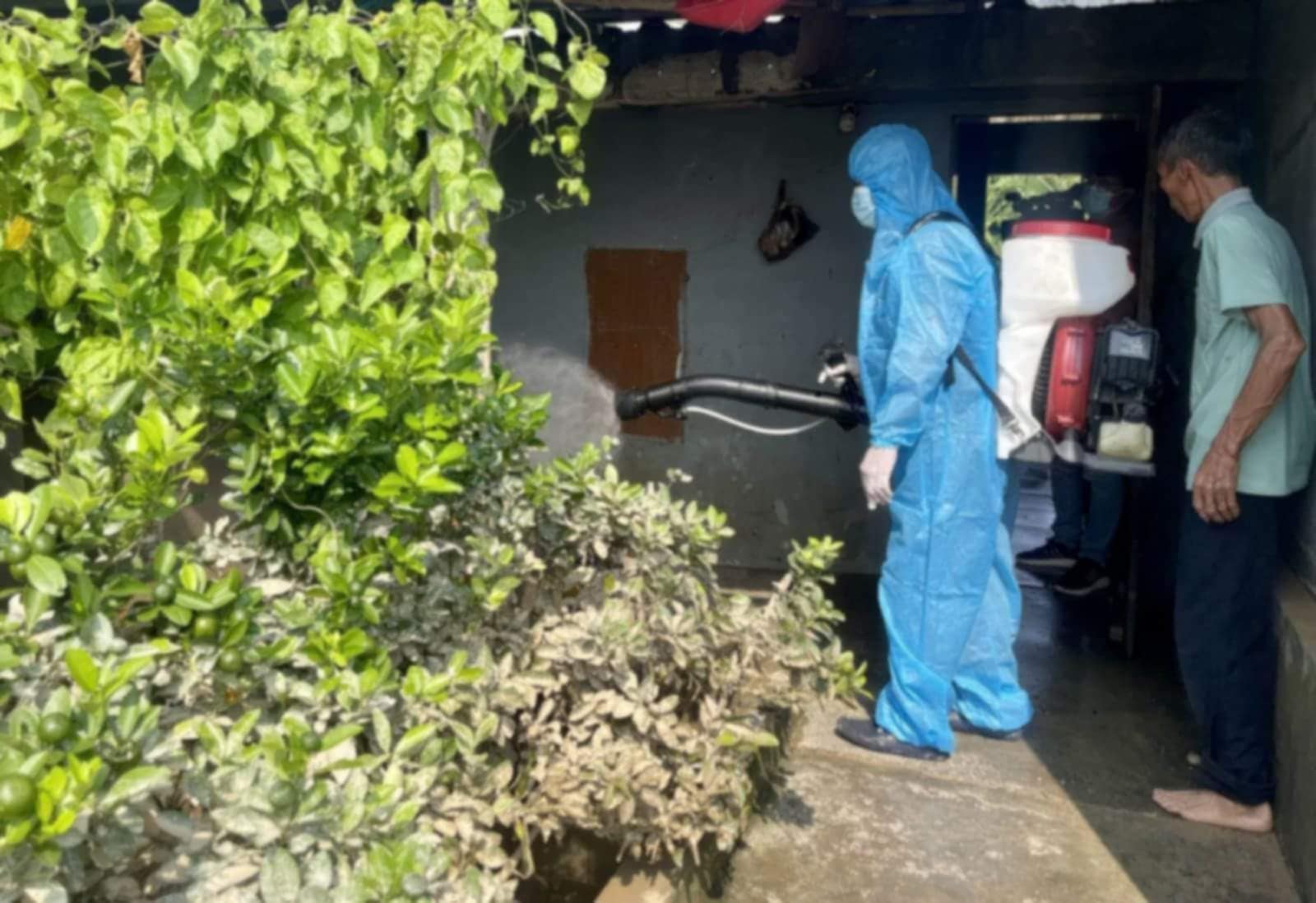 Medical staff in Thai Binh spray disinfectant at the site of a dengue fever case. Photo: Thai Binh Province Electronic Information Portal