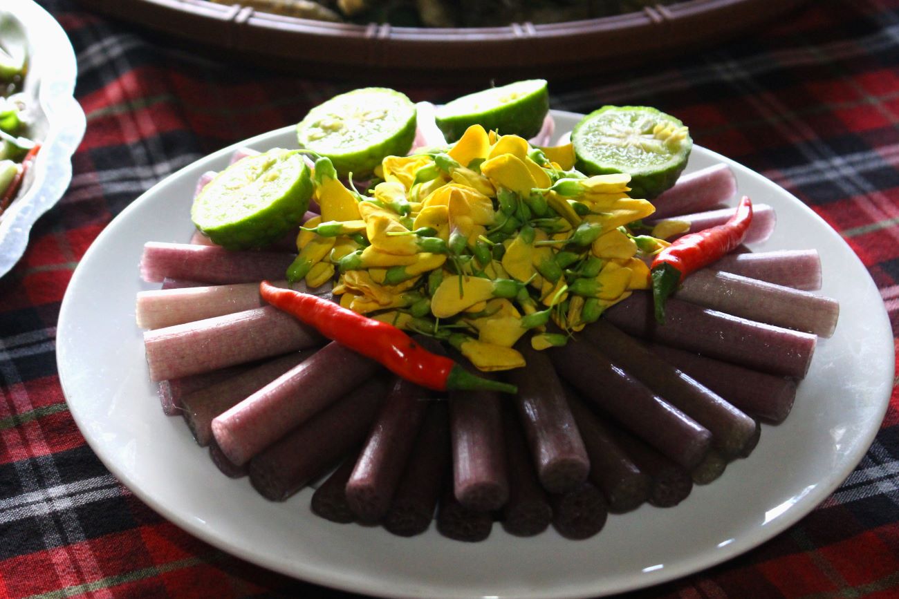 Va du che bien duoi hinh thuc nao, thi ca linh nhat thiet phai duoc an kem voi loai rau dac huu: bong sung, bong dien dien. Day duoc vi nhu cuoc hop hon, tao ra du vi hanh phuc am thuc.