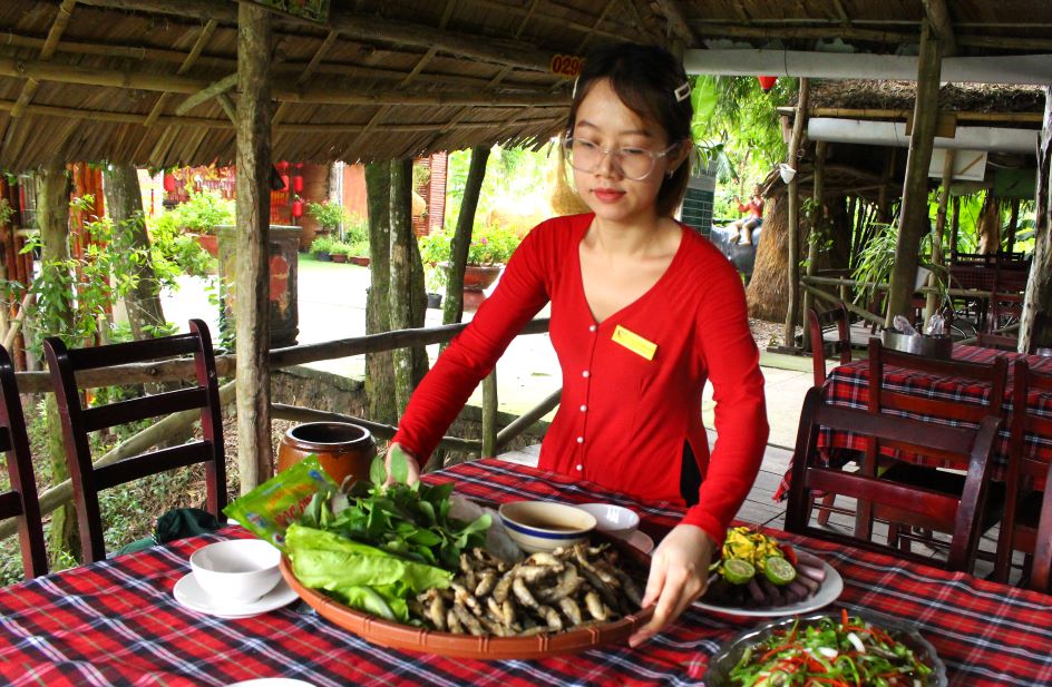 Voi do noi tieng cua minh, ca linh da duoc nhieu nha hang sang trong don nhan va ngoi chem che trong ngoi dau mon an dac san mien Tay. 