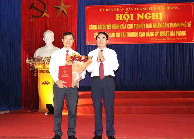 Vice Chairman of Hai Phong City People's Committee Le Khac Nam presented the Decision to new Principal La Dinh Ke. Photo: Hai Phong City Portal