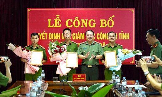 Đại tá Lù Minh Phương - Phó Giám đốc Công an tỉnh Điện Biên trao quyết định và chúc mừng các đồng chí được điều động. Ảnh: Công an tỉnh Điện Biên
