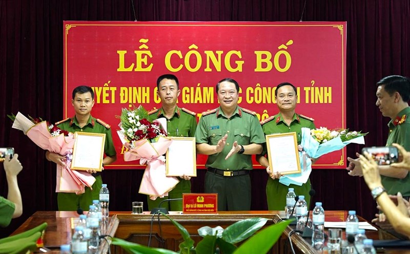 Colonel Lu Minh Phuong - Deputy Director of Dien Bien Provincial Police presented the decision and congratulated the mobilized comrades. Photo: Dien Bien Provincial Police