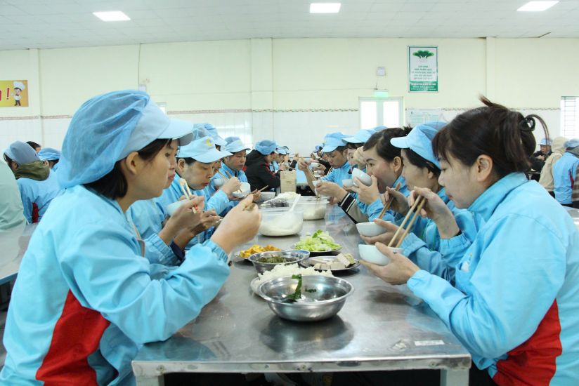 From the Collective Labor Agreement, workers of Casablanca Joint Stock Company have a meal worth 25,000 VND/meal. Photo: Hoang Yen