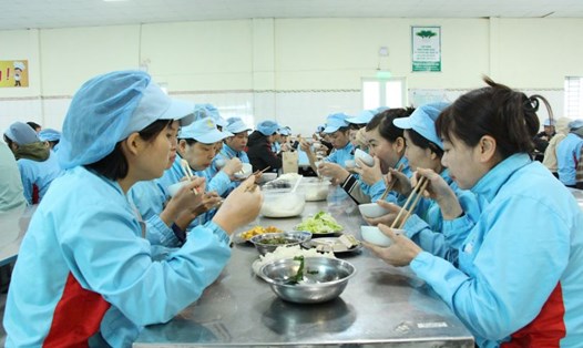 Từ TƯLĐTT, công nhân Công ty Cổ phần Casablanca có bữa ăn ca trị giá 25.000 đồng/suất. Ảnh: Hoàng Yến