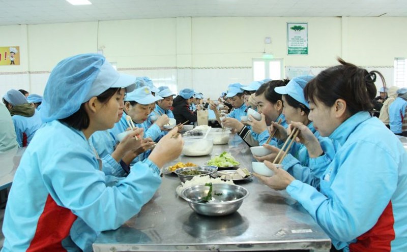 From the Collective Labor Agreement, workers of Casablanca Joint Stock Company have a meal worth 25,000 VND/meal. Photo: Hoang Yen