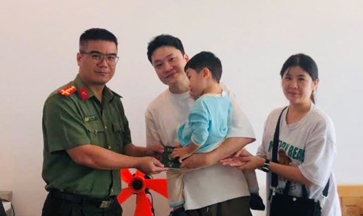 Công an cửa khẩu Cảng Hàng không quốc tế Cam Ranh trao lại hộ chiếu cho du khách Hàn Quốc đánh rơi trong chuyến du lịch Khánh Hòa. Ảnh: Hoàng Anh