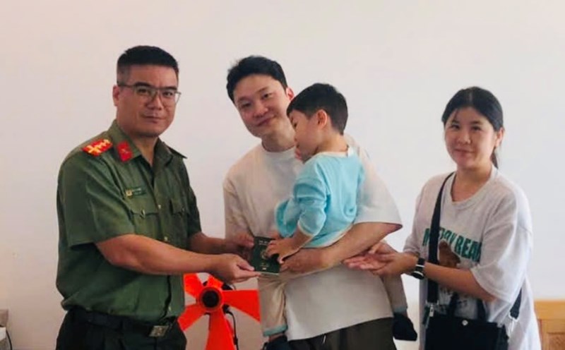 Cam Ranh International Airport Border Police returned a passport to a Korean tourist who lost it during a trip to Khanh Hoa. Photo: Hoang Anh