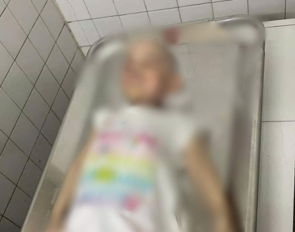 Bé gái 5 tuổi tử vong, cơ thể có vết thương tích.  Ảnh: Huỳnh Trung Hiếu
