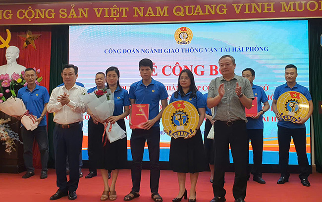 Leaders of Hai Phong City Labor Federation and the city's Department of Transport presented the decision to establish a grassroots Trade Union to the Executive Committee of the unit's Trade Union. Photo: Mai Chi