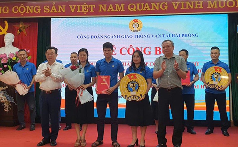 Leaders of Hai Phong City Labor Federation and the city's Department of Transport presented the decision to establish a grassroots Trade Union to the Executive Committee of the unit's Trade Union. Photo: Mai Chi