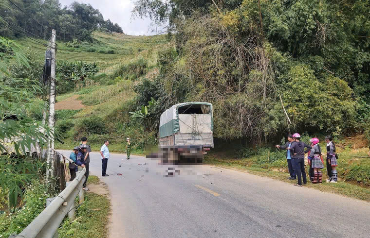 Hien truong vu tai nan giao thong tren QL 32. Anh: Nguoi dan cung cap