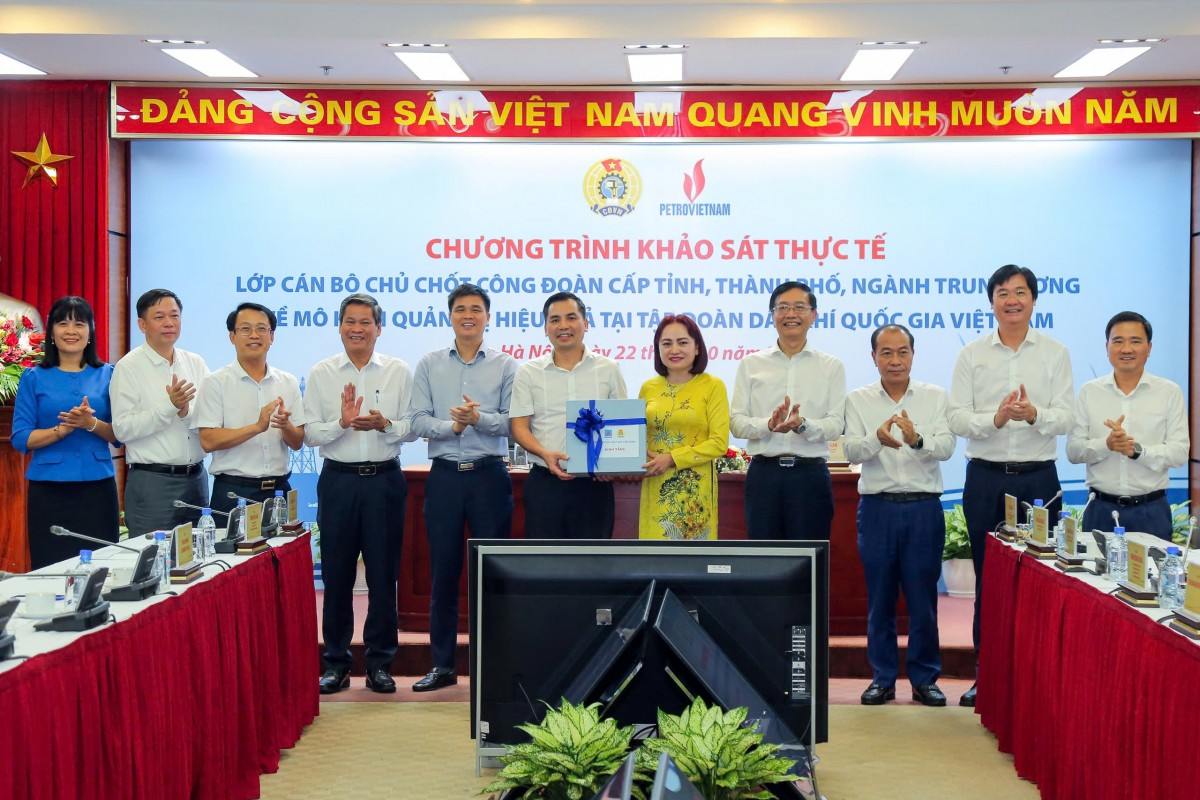 Leaders of the Group and the Vietnam Oil and Gas Trade Union presented souvenirs to representatives of the Executive Committee of key trade union officials. Photo: Bao Duy
