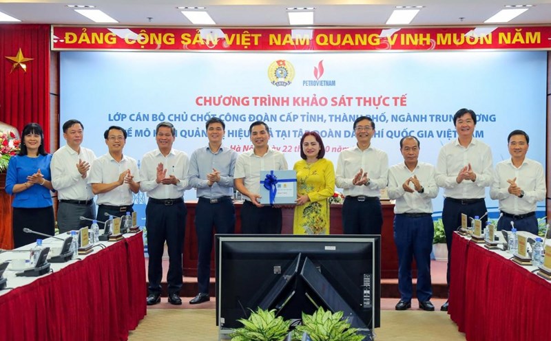 Leaders of the Group and the Vietnam Oil and Gas Trade Union presented souvenirs to representatives of the Executive Committee of key trade union officials. Photo: Bao Duy