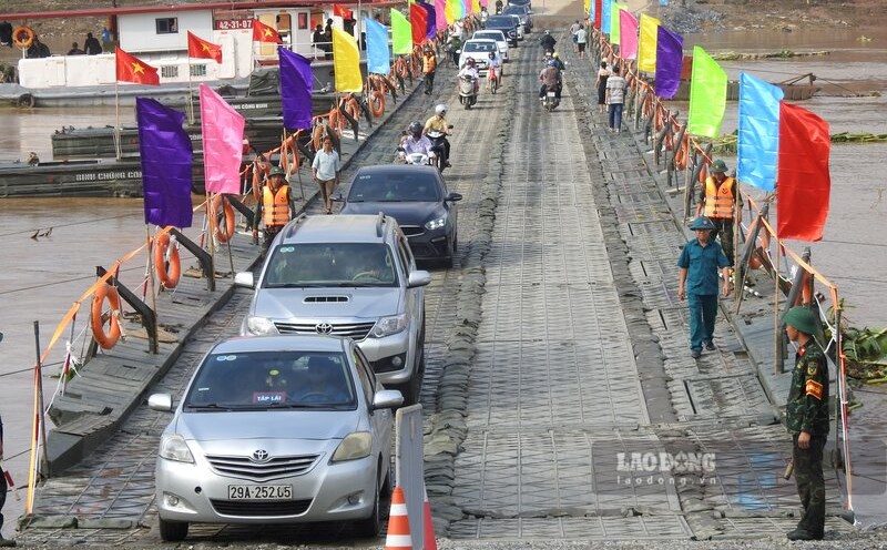 From 5am on October 23, practice cars will not be allowed to travel on Phong Chau pontoon bridge. Photo: To Cong.